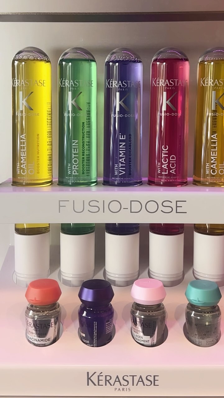 With over 30 combinations to choose from @kerastase_official Fusio Dose allows you to choose from 6 concentrations and 5 boosters to target two specifics hair needs. ✨
This in salon treatment is more than than a mask, fusio-dose provides instant results to help improve shine, frizz, reconstruction and more. 
📞214.219.3600 to Consult with our Kérastase Experts to find the perfect combination for you.
.
.
.
#kerastase #kerastaseclub #kerastaseofficial #kérastase