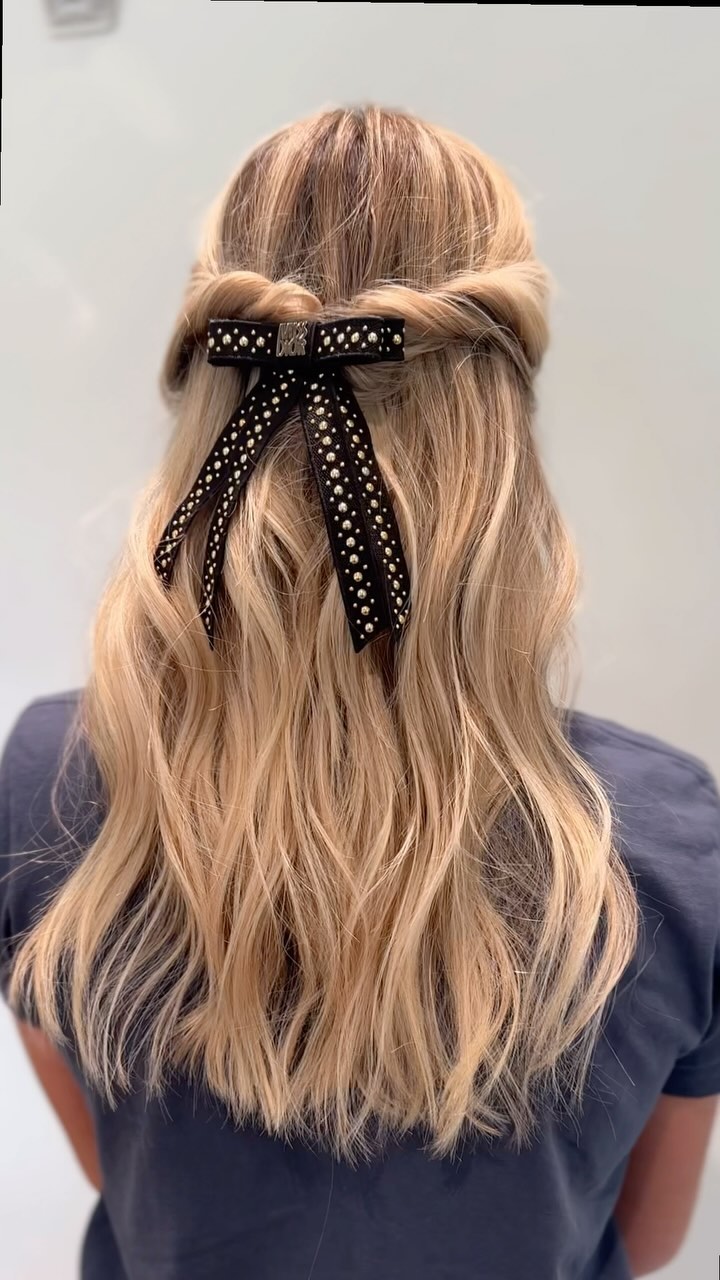 Half up, half down by Noemi @mimis.styles. ✨ 
Using @kerastase_official hair care to prime and protect from start to finish, completing the look with a @dior hair clip! 🎀
📞214.219.3600 to schedule a blowdry and style Monday through Saturday at Cerón in @hp_village!