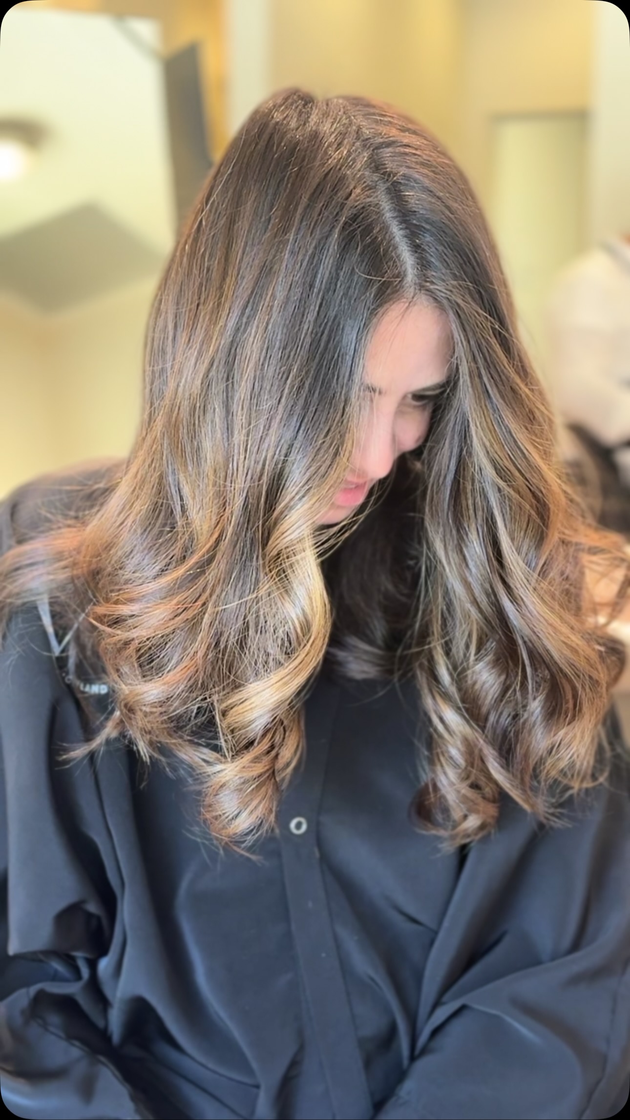 Shining this season with a fresh balayage done @yamendak! ✨ 
With just a few weeks left until Christmas, be sure to book your appointments for holiday hair, nails, and beauty services at Ceron in @hp_village.
.
.
.
#balayage #balayagehighlights #hairstylist